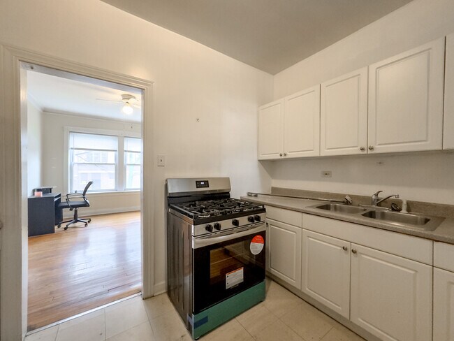 Foto del edificio - 4400 N Winchester Ave