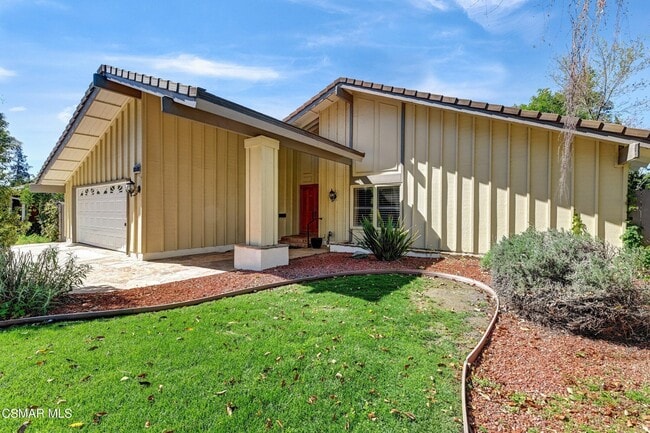 Building Photo - 2923 E Sierra Dr