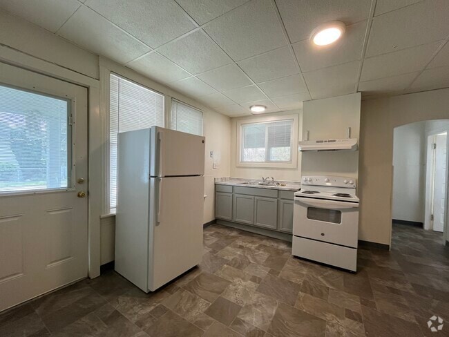 Building Photo - 445 Smithers Ave S