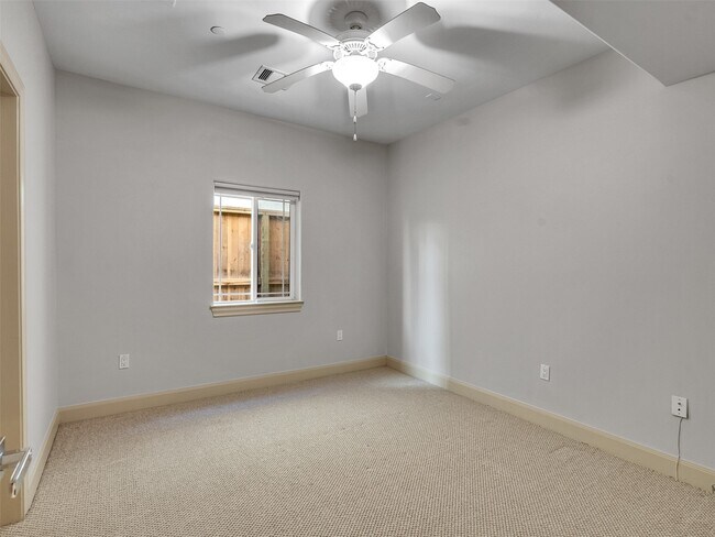 Building Photo - 1910 Summer St