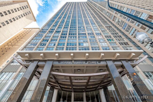 Foto del edificio - 655 W Irving Park Rd