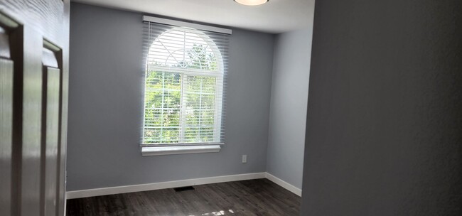 Building Photo - FREE RENT! Beautiful Remodeled Single Fami...