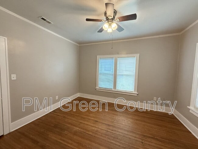 Building Photo - 1223 S Quaker Ave