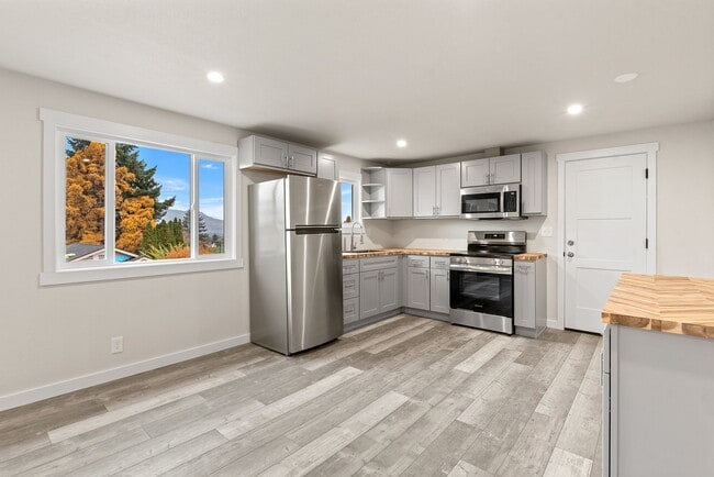 Building Photo - 460 N James Ave