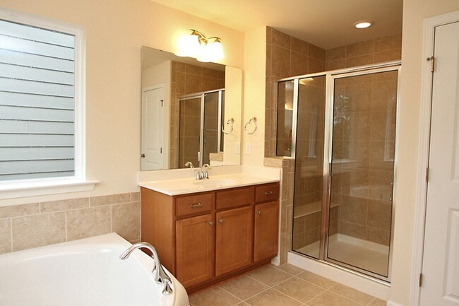 Foto del edificio - Low Maintenance Detached Home in Central Triangle Location!