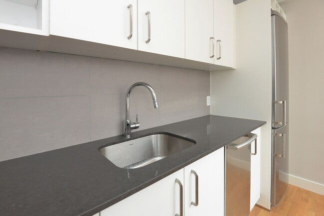 Photo du bâtiment - 263 Russell Hill Rd