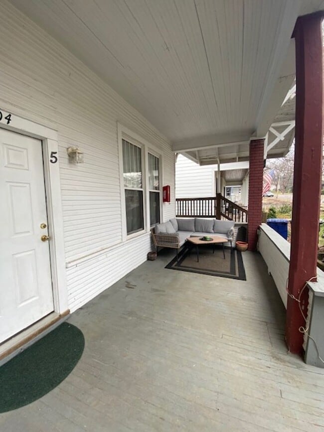 Building Photo - 1 Bedroom Home Full of Charm and Character!