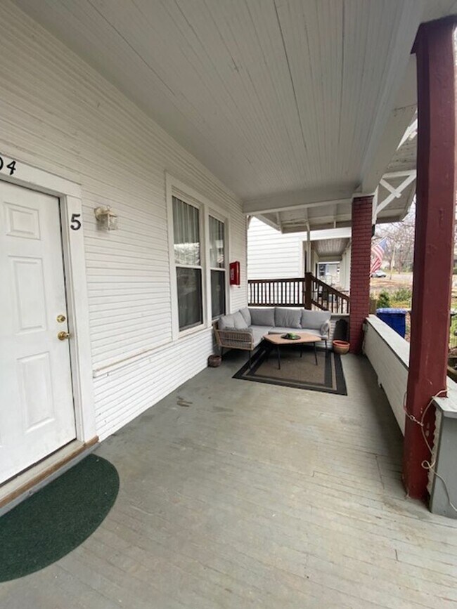 Foto del edificio - 1 Bedroom Home Full of Charm and Character!