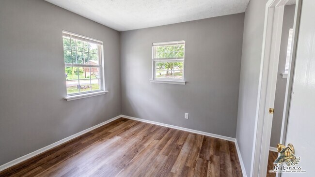 Building Photo - Welcome to Your Cozy, Comfortably Updated Cottage!