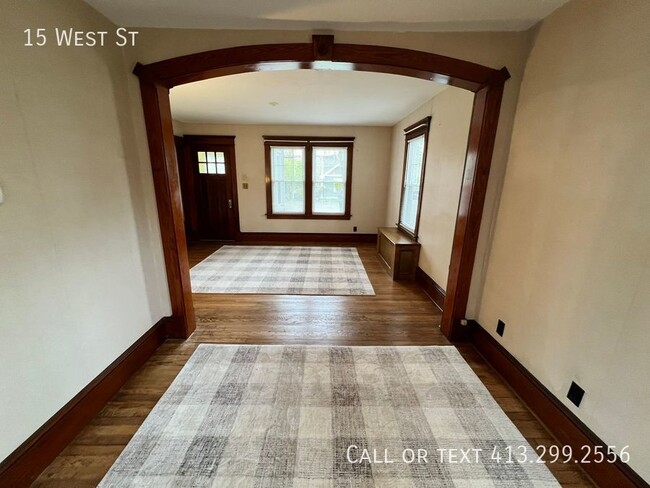 Building Photo - Beautiful Single Family Home in Easthampto...