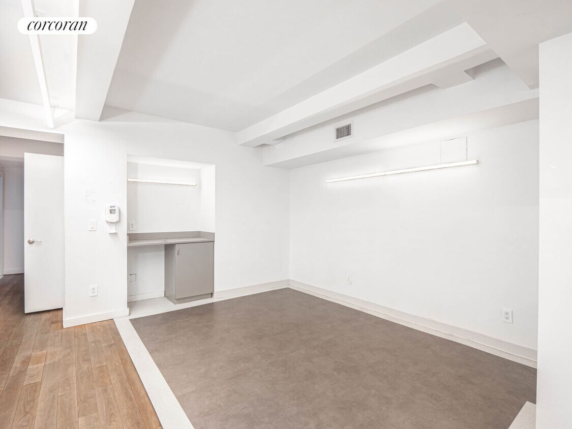 Foto principal - 204 E 36th St