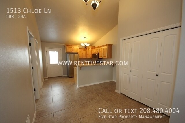 Building Photo - Spacious 5 Bedroom Home With a Garage! Vis...
