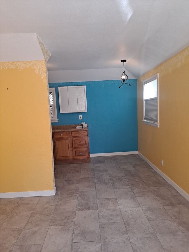 Building Photo - ALL PROSPECTIVE TENANTS MUST SUBMIT A $58 NON-REFUNDABLE APPLICATION FEE PER APPLICANT ONLINE AND...