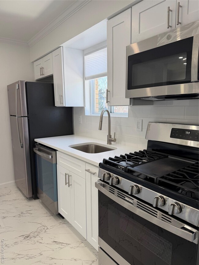 Building Photo - 12 Central Dr