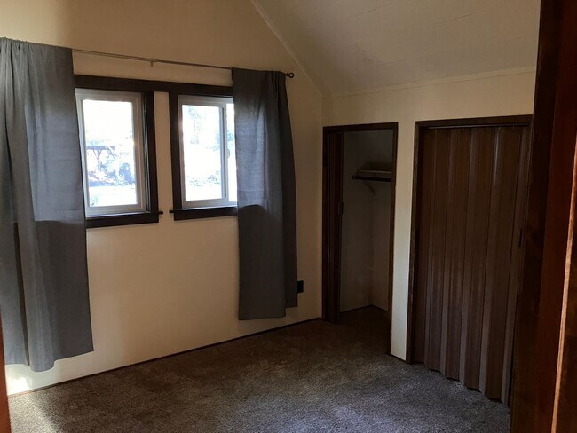 Building Photo - 2 Level cabin in a quiet wooded neighborhood