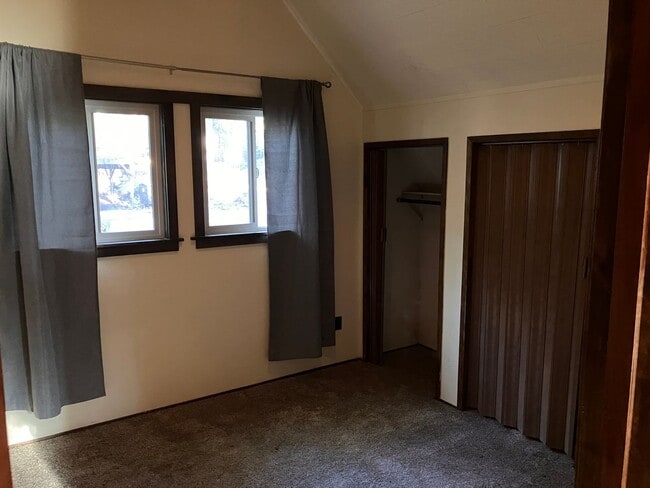 Foto del edificio - 2 Level cabin in a quiet wooded neighborhood