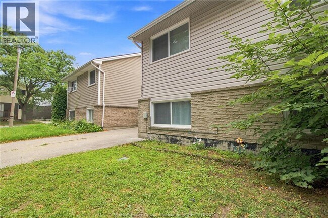 Photo du bâtiment - 1229 Arncliffe Pl