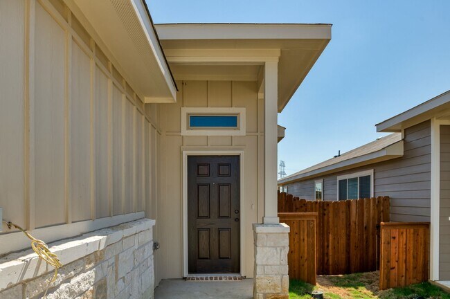 Building Photo - AVAILABLE NOW! GORGEOUS 3 BEDROOM DUPLEX L...
