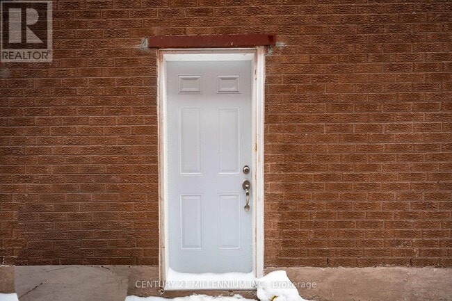 Building Photo - 321 Howard Crescent