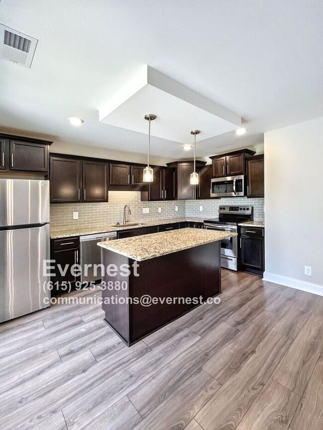 Building Photo - 3-Bedroom, 3-Bathroom Home with Convenient...