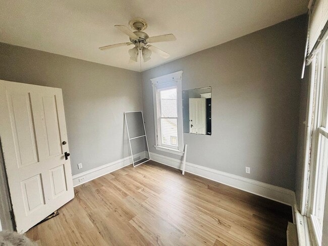 Building Photo - Huge 5BD Two Story Apartment Blocks from D...