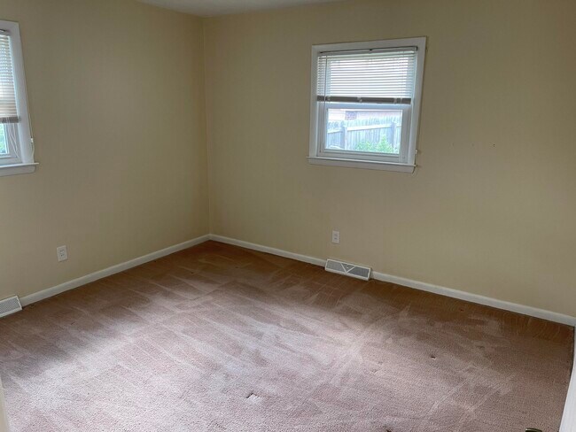 Building Photo - 139 Chantilly St
