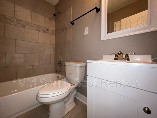 Building Photo - 1425 Rolling Hills Dr
