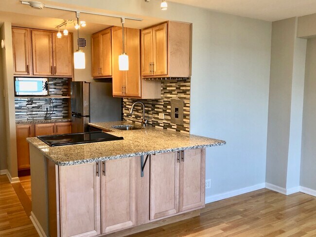 Building Photo - 2909 N Sheridan Rd