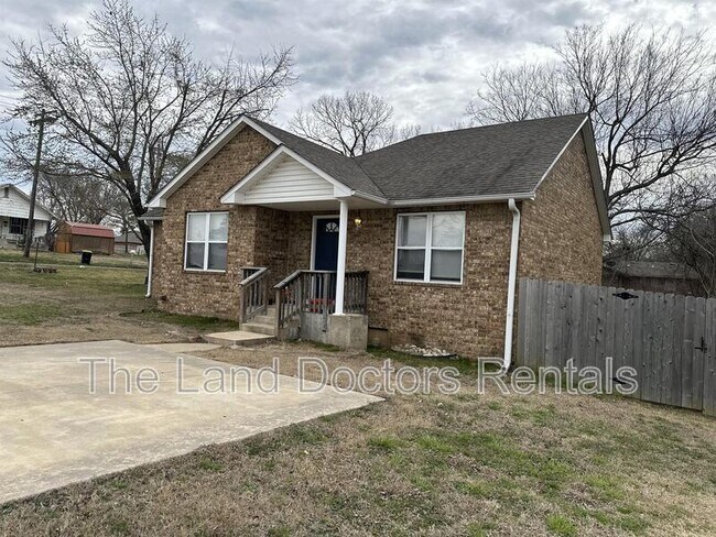Building Photo - 601 West Cottage