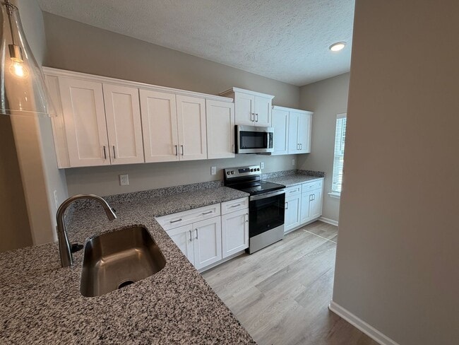 Building Photo - Brand New 4 Bed 3 Bath Townhome In Shelbyville