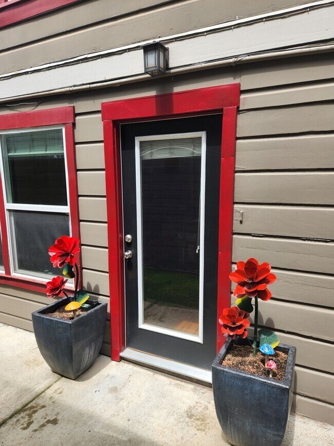 Building Photo - 1003 Chester street Oakland, CA 94607 1bdr