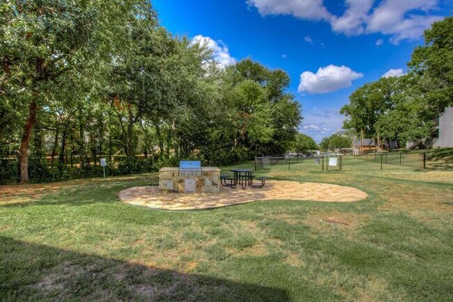 Foto del edificio - 2000 Park Pl Blvd