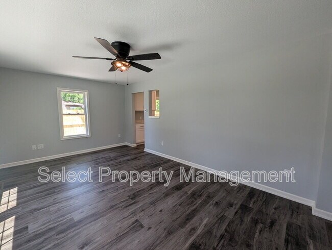 Building Photo - 920 Courtney Dr
