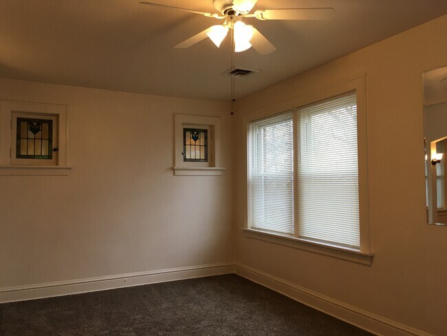 Living Room 20 x 11 - 4973 Tholozan Ave