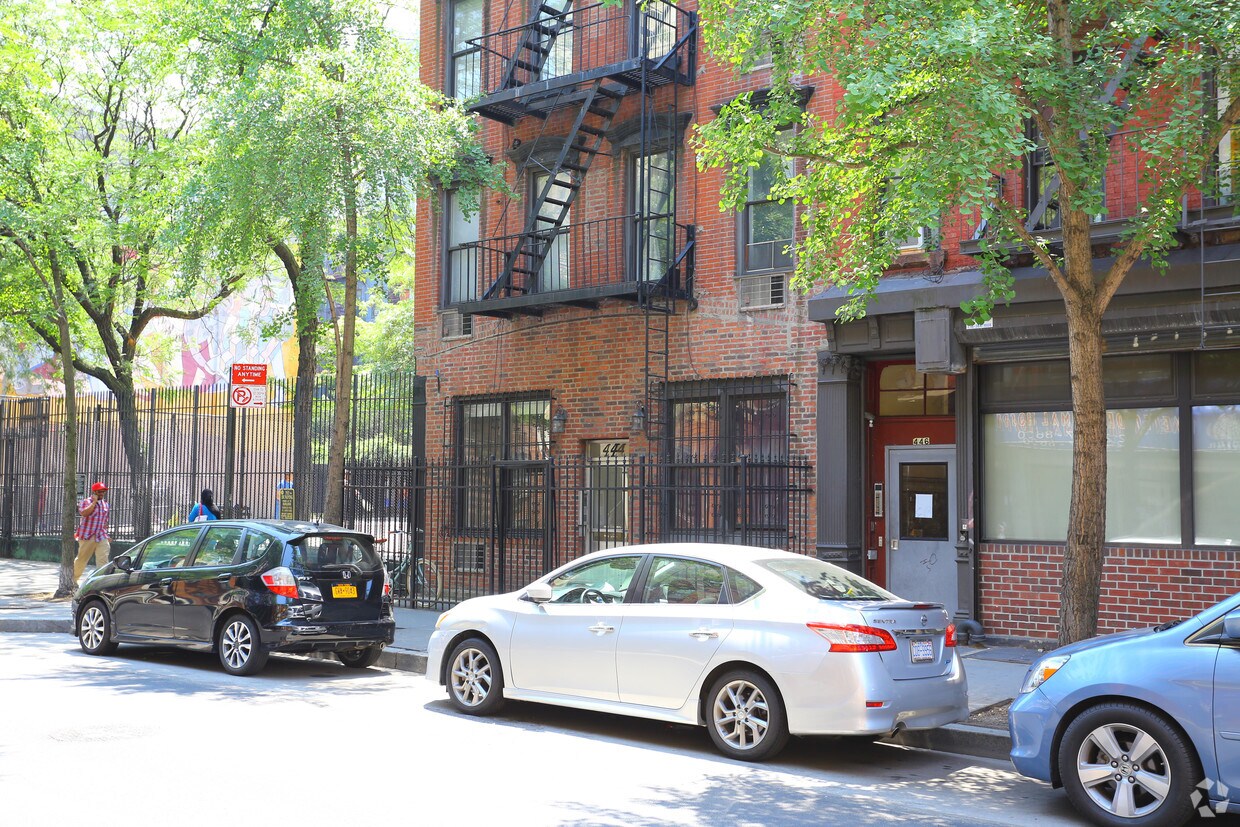 Foto del edificio - 444 W 46th St