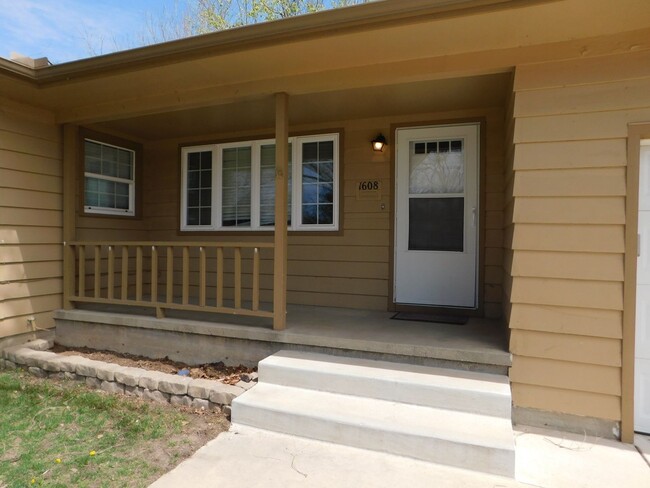 Building Photo - Beautiful 3 bedrrom/1 bath home in El Dorado!