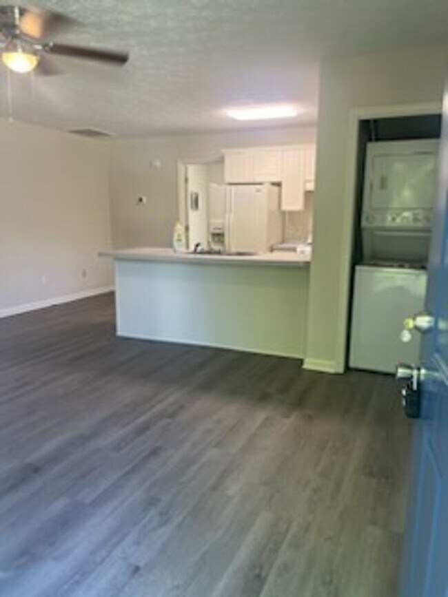 Building Photo - Charming One bedroom apartment