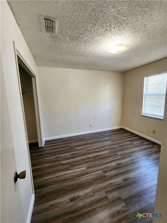 Building Photo - 2303 Daisy Dr