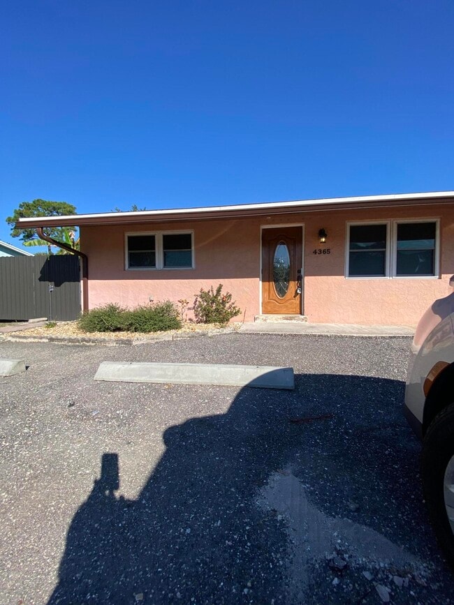 Foto del edificio - 4365 Edward Rd