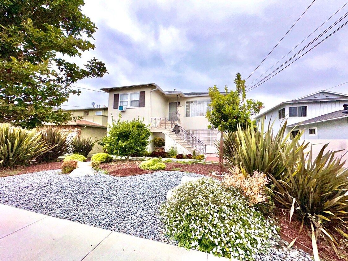 Primary Photo - 1507 - 1507 1/2 E Sycamore Ave