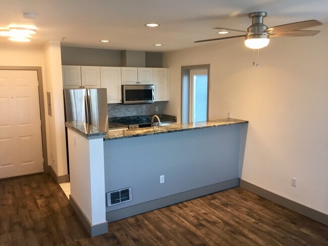 Building Photo - Gorgeous Queen Anne Condo w/ Panoramic Vie...