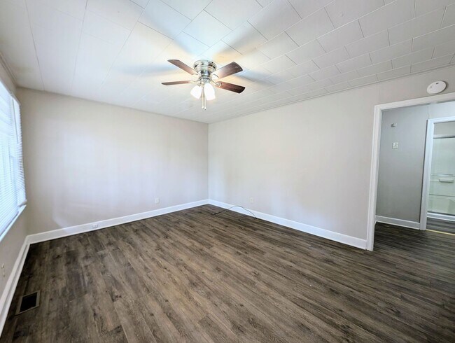 Building Photo - 213 E Weatherspoon