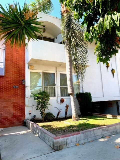 Fachada del edificio - 1031 N Laurel Ave