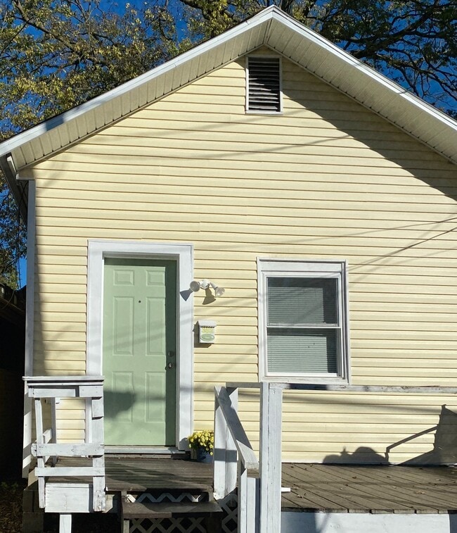 Building Photo - 352 Buckingham St