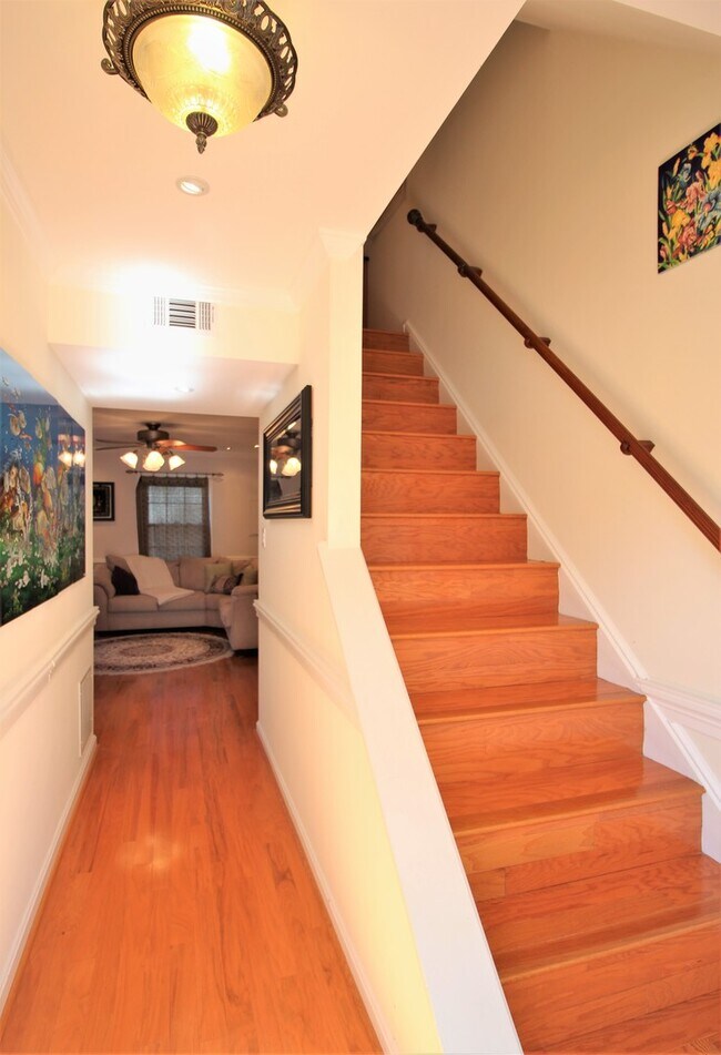 Foto del edificio - Charming Brick Front 2-Level Townhome in Alexandria