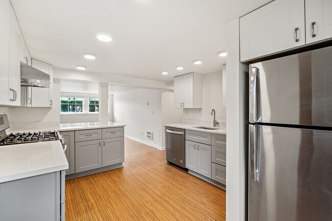 Foto del edificio - 2203 Nob Hill Ave N