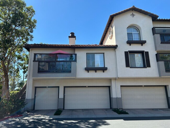 Foto del edificio - Beautiful 2 Bed 2 Bath Tustin Ranch Condo With Golf Course Views!