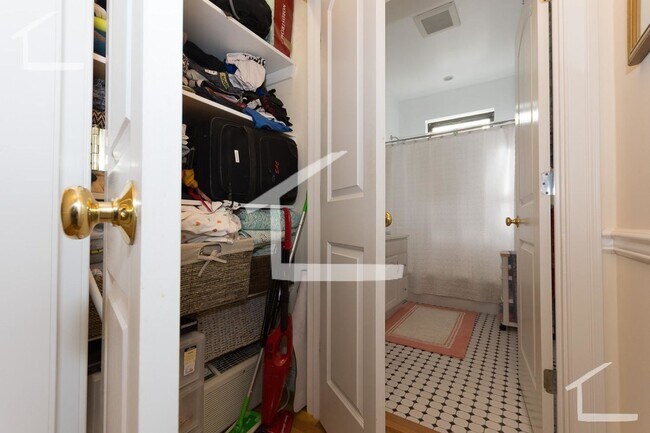 Building Photo - Beautiful, sunny, renovated 1 bed near Gre...