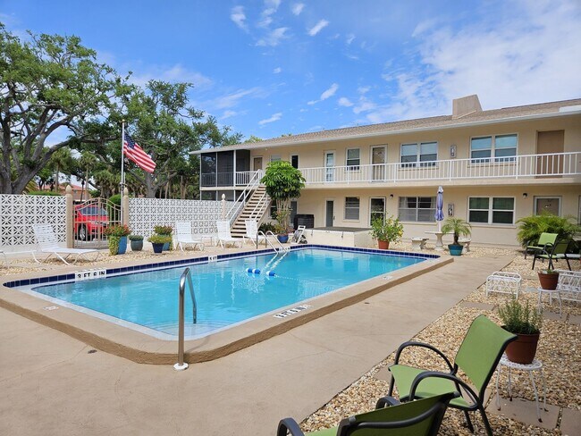 Foto del edificio - ISLAND OF VENICE! FIRST FLOOR condo with courtyard pool, 2 bed, 1 bath blocks from Downtown and V...