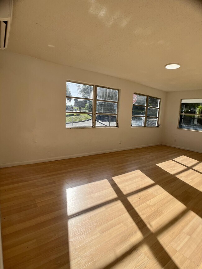 Foto del edificio - 521 W Crawford St